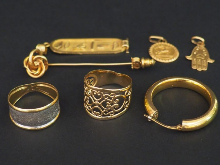 Lot d'or : bagues, créoles, pendentif style égyptien  Poids tel : 12 g