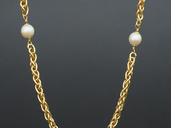 Collier en or et cinq perles. Poids tel : 12,40 g