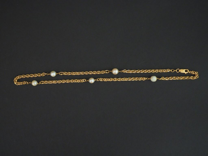 Collier en or et cinq perles. Poids tel : 12,40 g