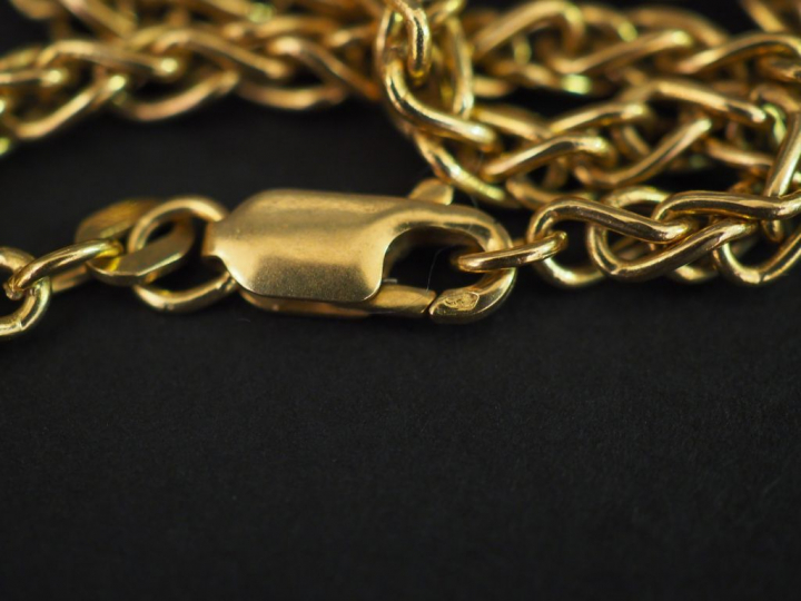 Collier en or et cinq perles. Poids tel : 12,40 g