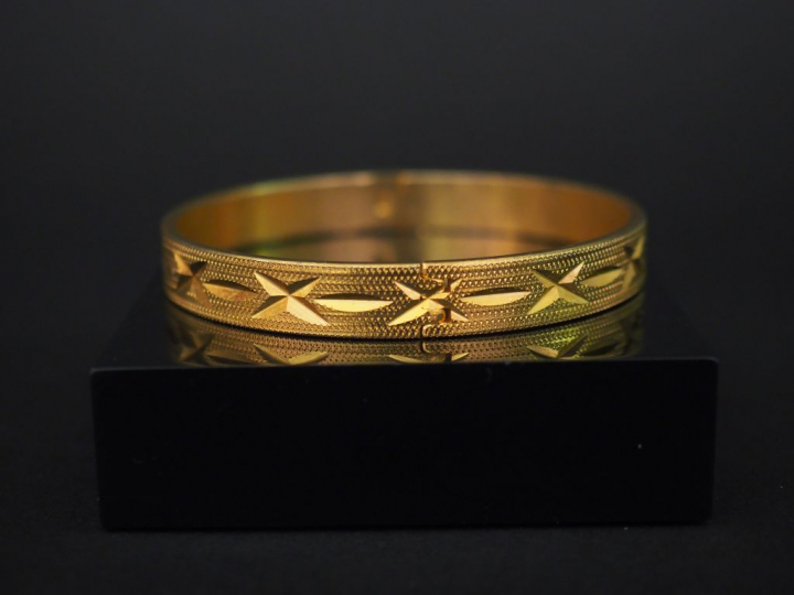 Bracelet jonc en or gravé. Poids : 31,6 g