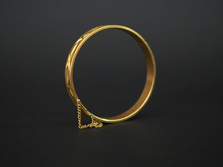 Bracelet jonc en or gravé. Poids : 31,6 g