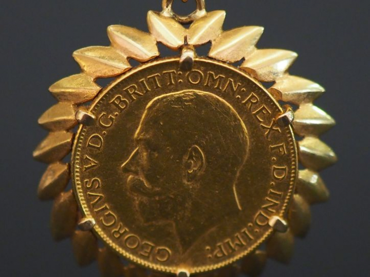 Souverain en or monté en pendentif. Poids tel : 12,2 g