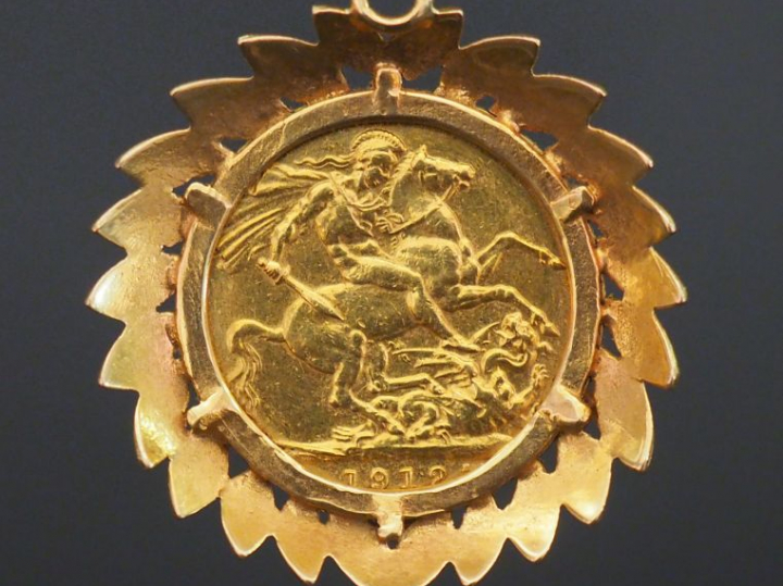 Souverain en or monté en pendentif. Poids tel : 12,2 g