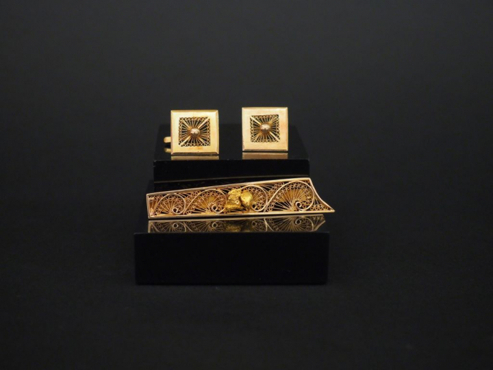 Parure en or ajouré et filigranné comprenant une paire de boutons de m