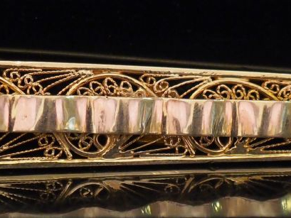 Parure en or ajouré et filigranné comprenant une paire de boutons de m