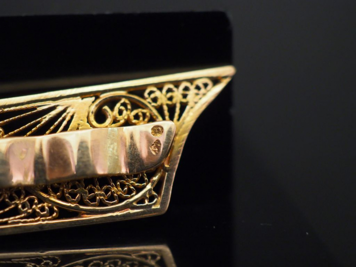 Parure en or ajouré et filigranné comprenant une paire de boutons de m