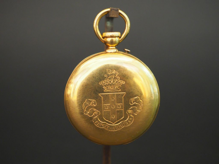 Montre de gousset en or, armoriée. Poids tel : 78 g