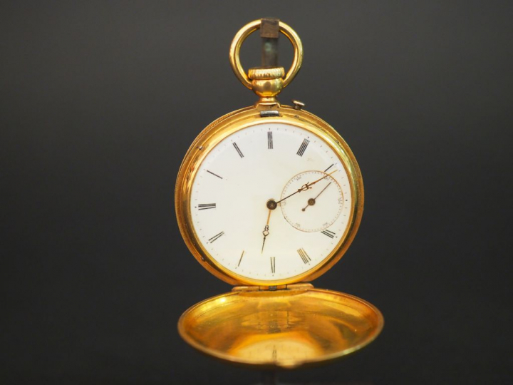 Montre de gousset en or, armoriée. Poids tel : 78 g