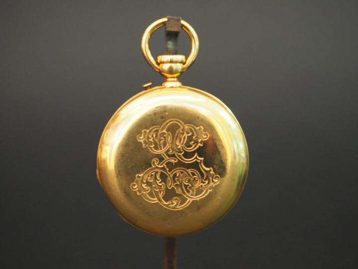 Montre de gousset en or, armoriée. Poids tel : 78 g