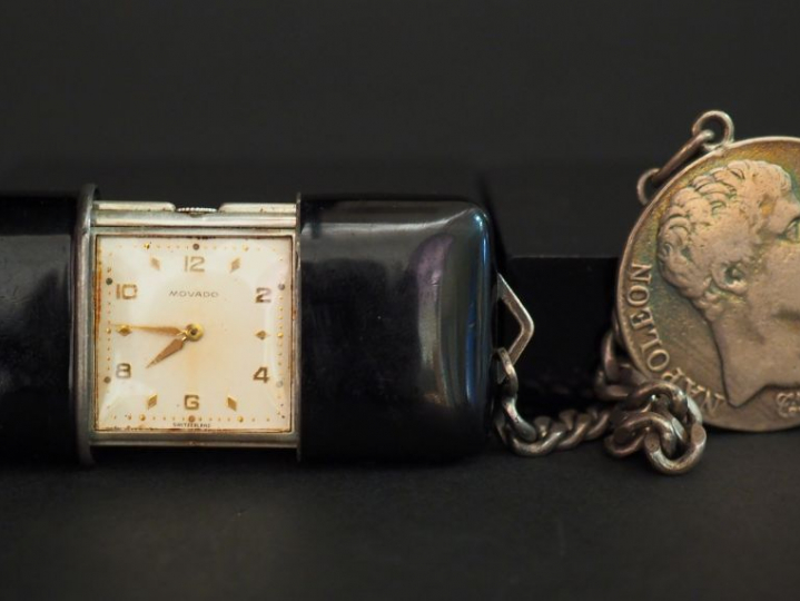 MOVADO. Montre de poche boitier en laque noire, cadran argent.