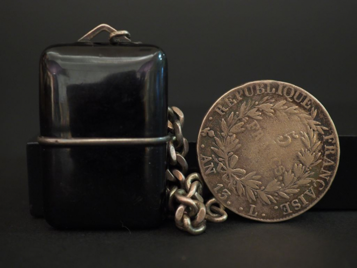 MOVADO. Montre de poche boitier en laque noire, cadran argent.