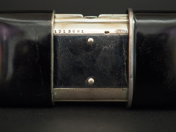 MOVADO. Montre de poche boitier en laque noire, cadran argent.