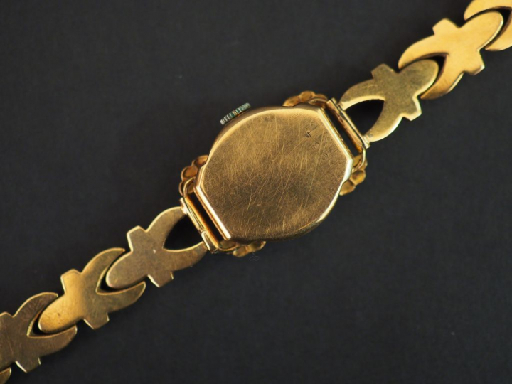 KODY modèle SEDUCTA. Montre de dame, boitier et bracelet or. Poids tel