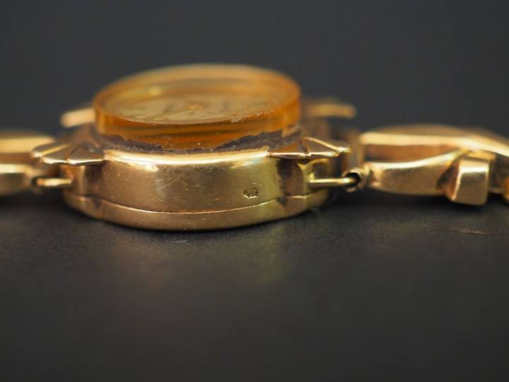 KODY modèle SEDUCTA. Montre de dame, boitier et bracelet or. Poids tel