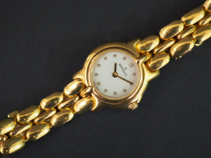 BERTOLUCCI. Montre de dame, boitier et bracelet tank en or. Poids tel 
