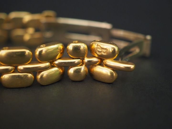 BERTOLUCCI. Montre de dame, boitier et bracelet tank en or. Poids tel 