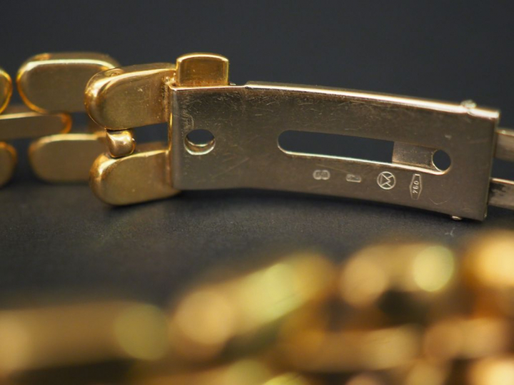 BERTOLUCCI. Montre de dame, boitier et bracelet tank en or. Poids tel 