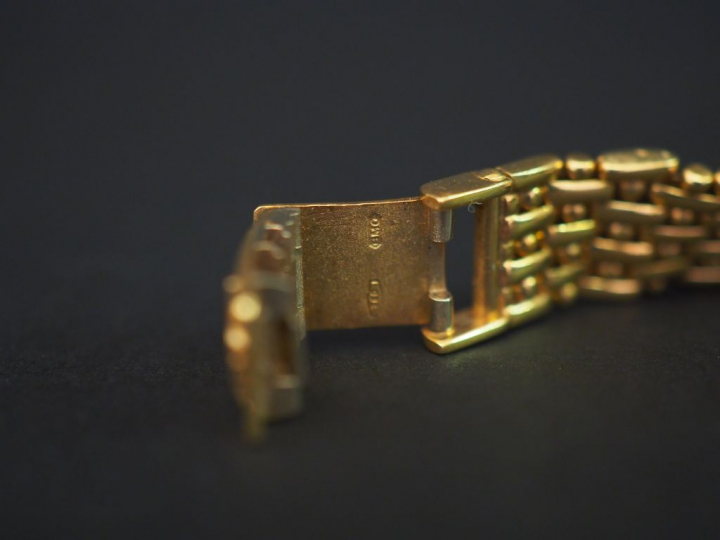 BAUME ET MERCIER. Montre de dame en or, cadran entouré de 22 diamants,