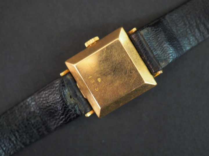 PHILIPPE. Montre de dame, boitier or. Poids tel : 16 g