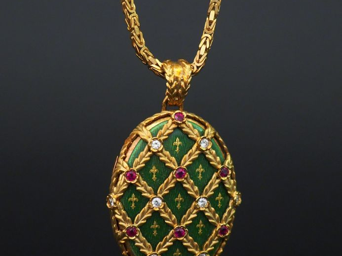 FABERGE. Porte photo en or émail vert, rubis et diamants à décor de fl
