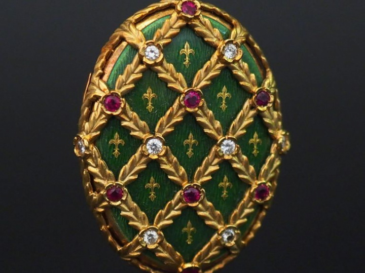 FABERGE. Porte photo en or émail vert, rubis et diamants à décor de fl