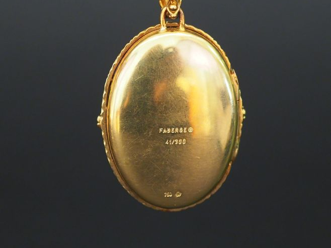 FABERGE. Porte photo en or émail vert, rubis et diamants à décor de fl