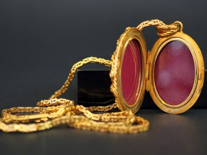 FABERGE. Porte photo en or émail vert, rubis et diamants à décor de fl