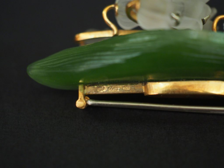 Broche "muguet" en or et pâte de verre, Joaillier JH, numérotée 0442 P