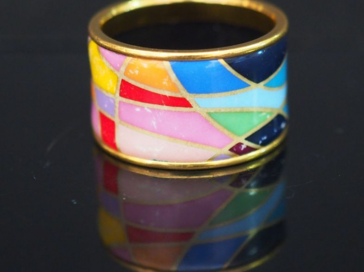 FREYWILLE. Bague en céramique multicolore. Poids tel : 5,50 g