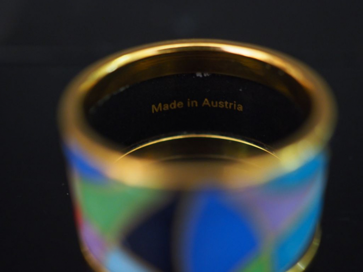 FREYWILLE. Bague en céramique multicolore. Poids tel : 5,50 g