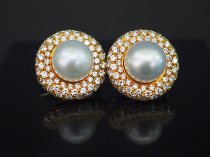 MIKAWA. Paire de perce oreilles, perles entourées de trois lignes de d