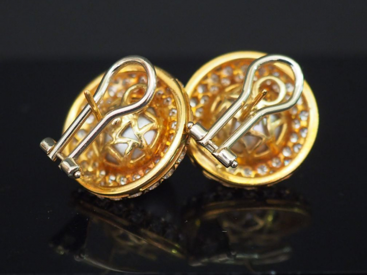 MIKAWA. Paire de perce oreilles, perles entourées de trois lignes de d