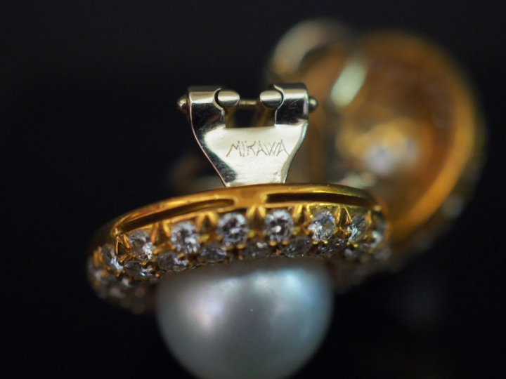 MIKAWA. Paire de perce oreilles, perles entourées de trois lignes de d