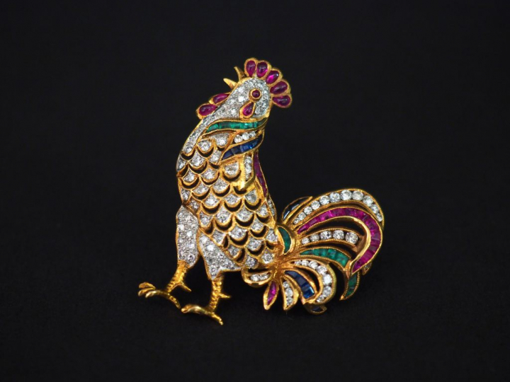 Broche "coq chantant" en or et pierres de couleur, diamants, rubis, ém