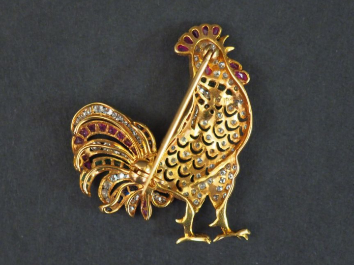 Broche "coq chantant" en or et pierres de couleur, diamants, rubis, ém