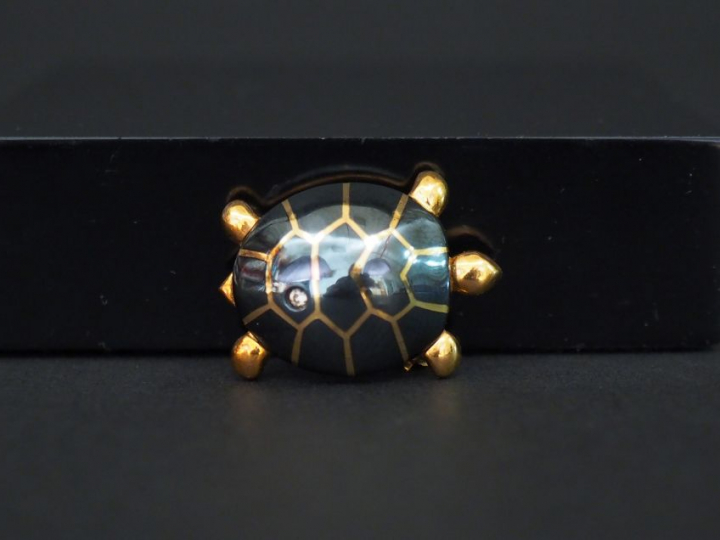 Broche "tortue" en or, émail et diamants. Marquée Carol. Signée, numér
