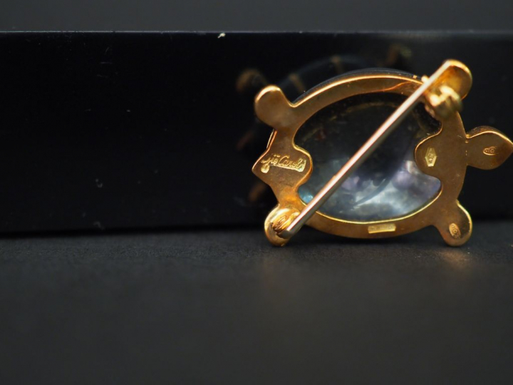 Broche "tortue" en or, émail et diamants. Marquée Carol. Signée, numér