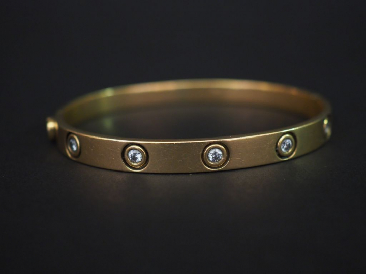 Bracelet en or et cinq brillants. Poids tel : 31,70 g