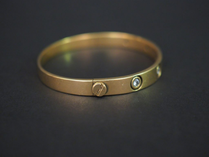 Bracelet en or et cinq brillants. Poids tel : 31,70 g