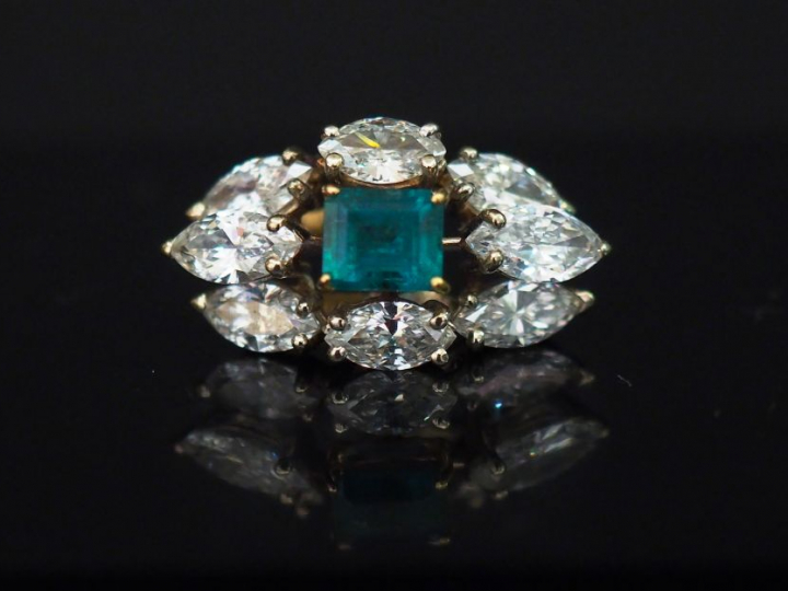 Pendentif émeraude entouré de 8 diamants taille poire.