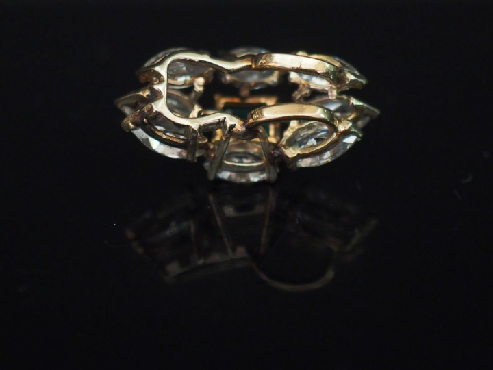 Pendentif émeraude entouré de 8 diamants taille poire.