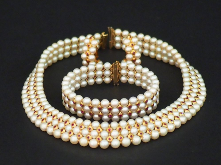 Parure comprenant un collier, un bracelet et une paire de boucles d'or