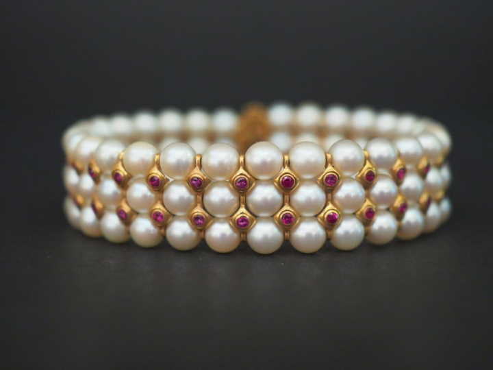 Parure comprenant un collier, un bracelet et une paire de boucles d'or