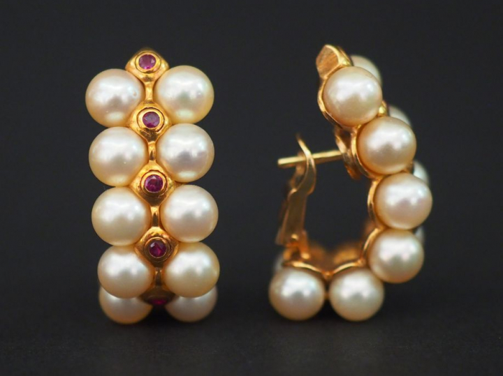 Parure comprenant un collier, un bracelet et une paire de boucles d'or