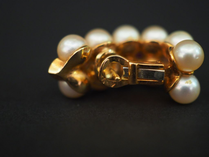 Parure comprenant un collier, un bracelet et une paire de boucles d'or