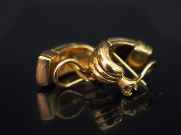 Paire de perce oreilles en or et brillants. Poids tel : 13,90  g