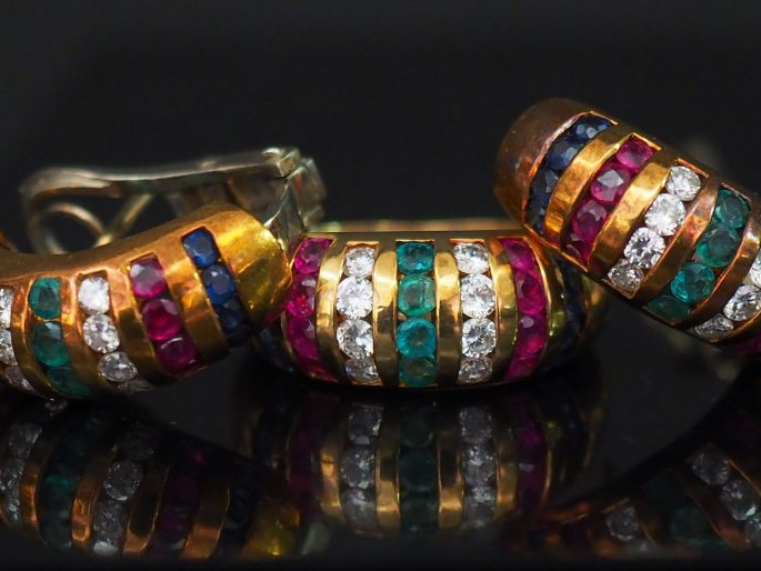 Parure tutti frutti or et pierres de couleurs comprenant : une paire d