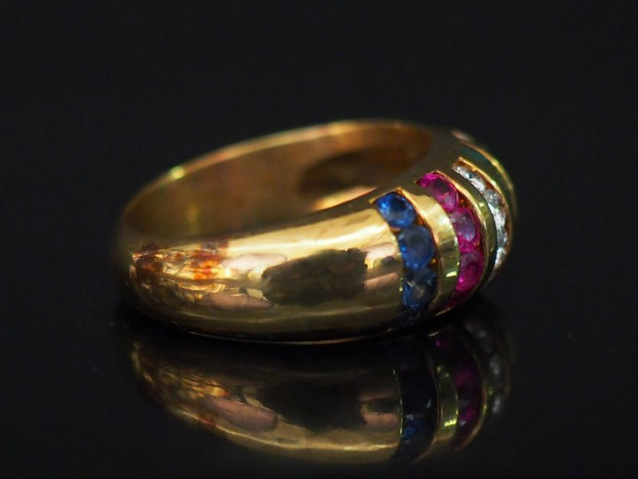 Parure tutti frutti or et pierres de couleurs comprenant : une paire d