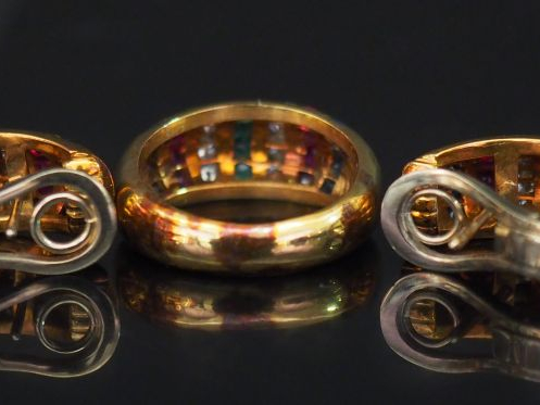 Parure tutti frutti or et pierres de couleurs comprenant : une paire d